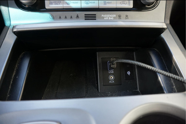 Hyundai Kona EV Premium 64 kWh | SOH 99.2% | Trekhaak | Leer | Adaptive + Lane + Blindspot | Premium Audio + Apple + All Season banden | Dealer onderhouden
