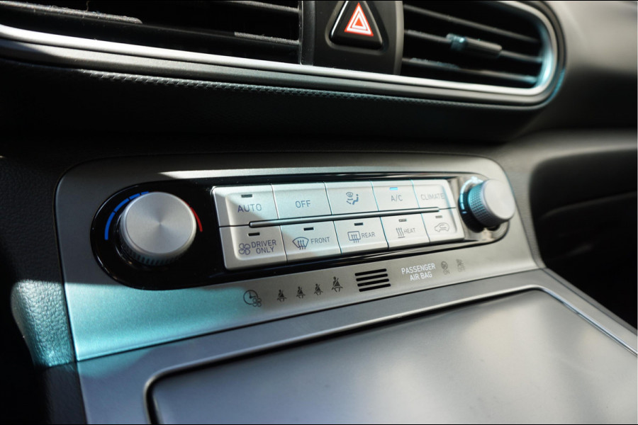 Hyundai Kona EV Premium 64 kWh | SOH 99.2% | Trekhaak | Leer | Adaptive + Lane + Blindspot | Premium Audio + Apple + All Season banden | Dealer onderhouden