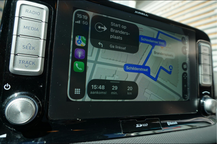 Hyundai Kona EV Premium 64 kWh | SOH 99.2% | Trekhaak | Leer | Adaptive + Lane + Blindspot | Premium Audio + Apple + All Season banden | Dealer onderhouden