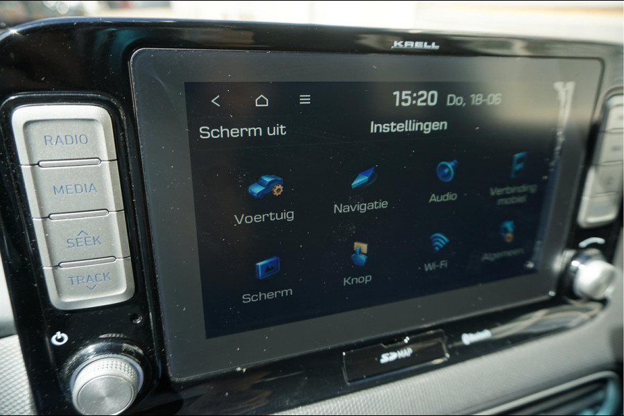 Hyundai Kona EV Premium 64 kWh | SOH 99.2% | Trekhaak | Leer | Adaptive + Lane + Blindspot | Premium Audio + Apple + All Season banden | Dealer onderhouden