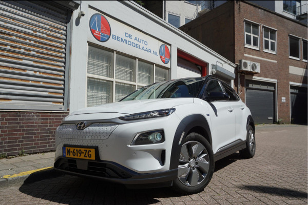 Hyundai Kona EV Premium 64 kWh | SOH 99.2% | Trekhaak | Leer | Adaptive + Lane + Blindspot | Premium Audio + Apple + All Season banden | Dealer onderhouden