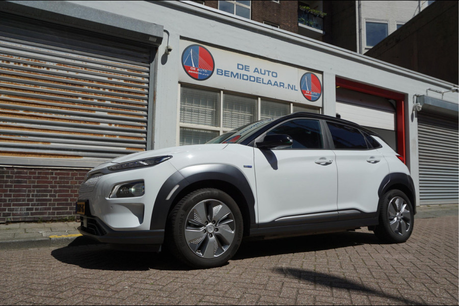 Hyundai Kona EV Premium 64 kWh | SOH 99.2% | Trekhaak | Leer | Adaptive + Lane + Blindspot | Premium Audio + Apple + All Season banden | Dealer onderhouden