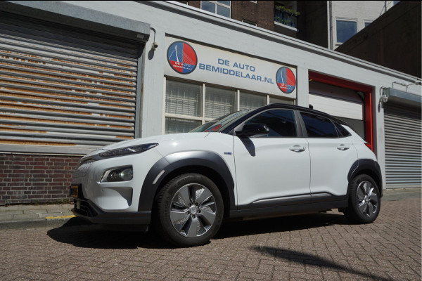 Hyundai Kona EV Premium 64 kWh | SOH 99.2% | Trekhaak | Leer | Adaptive + Lane + Blindspot | Premium Audio + Apple + All Season banden | Dealer onderhouden
