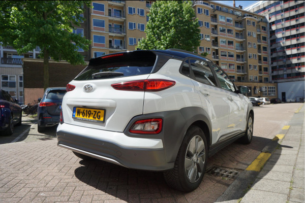 Hyundai Kona EV Premium 64 kWh | SOH 99.2% | Trekhaak | Leer | Adaptive + Lane + Blindspot | Premium Audio + Apple + All Season banden | Dealer onderhouden