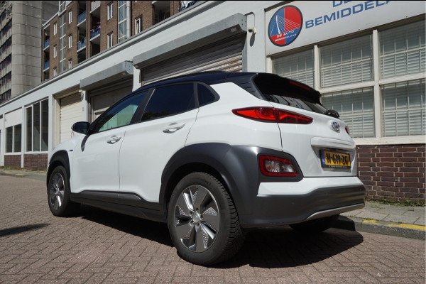 Hyundai Kona EV Premium 64 kWh | SOH 99.2% | Trekhaak | Leer | Adaptive + Lane + Blindspot | Premium Audio + Apple + All Season banden | Dealer onderhouden