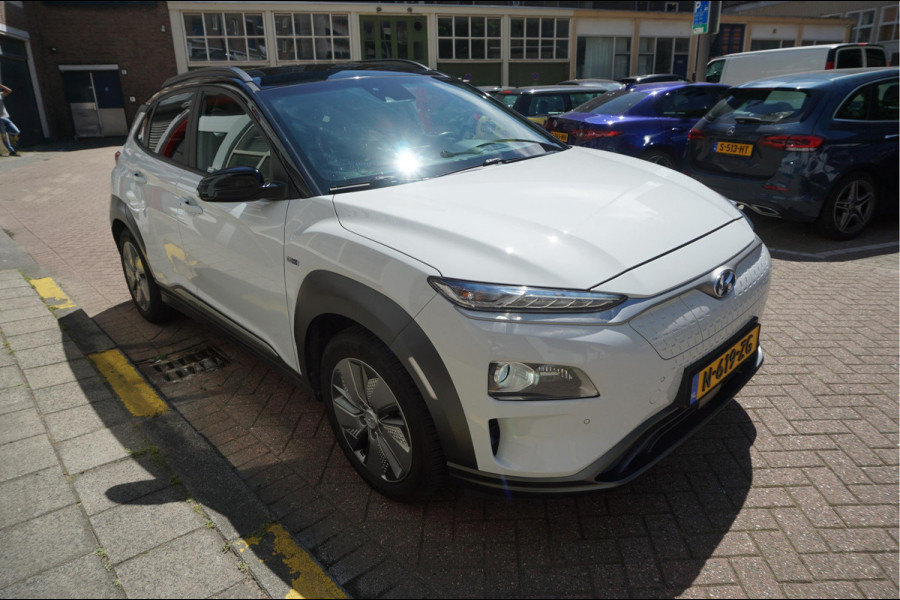 Hyundai Kona EV Premium 64 kWh | SOH 99.2% | Trekhaak | Leer | Adaptive + Lane + Blindspot | Premium Audio + Apple + All Season banden | Dealer onderhouden