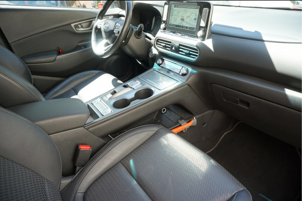 Hyundai Kona EV Premium 64 kWh | SOH 99.2% | Trekhaak | Leer | Adaptive + Lane + Blindspot | Premium Audio + Apple + All Season banden | Dealer onderhouden