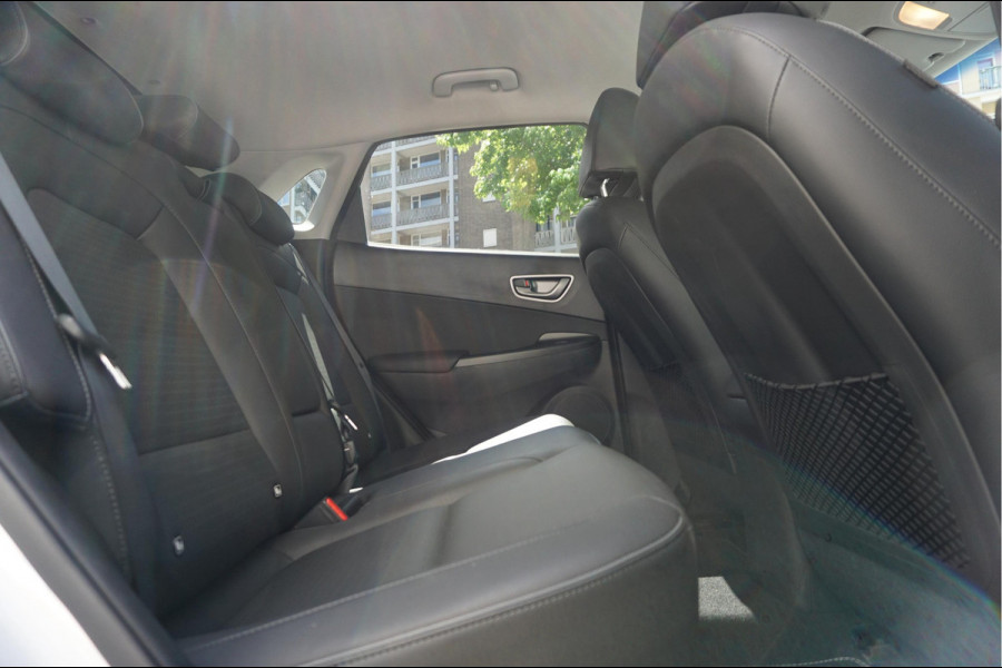 Hyundai Kona EV Premium 64 kWh | SOH 99.2% | Trekhaak | Leer | Adaptive + Lane + Blindspot | Premium Audio + Apple + All Season banden | Dealer onderhouden