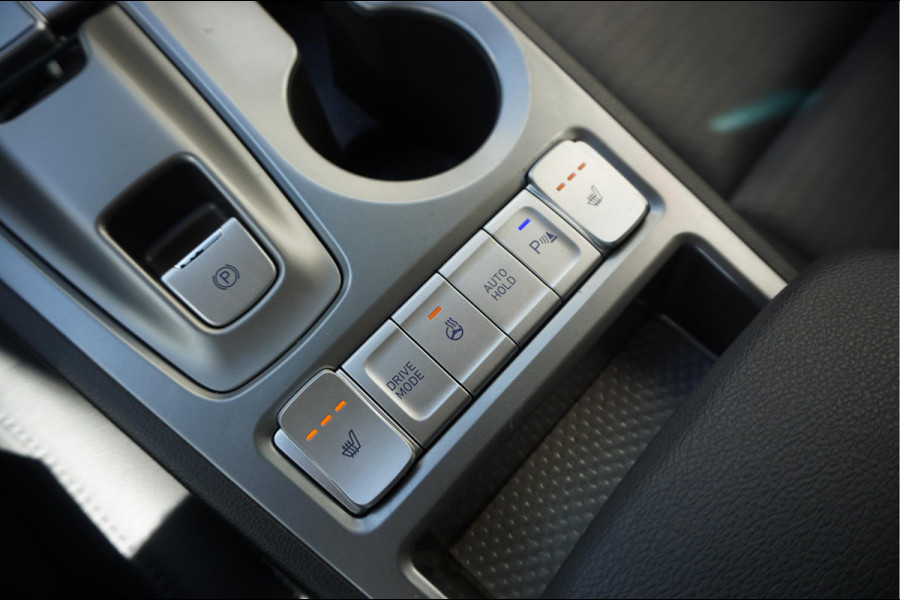 Hyundai Kona EV Premium 64 kWh | SOH 99.2% | Trekhaak | Leer | Adaptive + Lane + Blindspot | Premium Audio + Apple + All Season banden | Dealer onderhouden