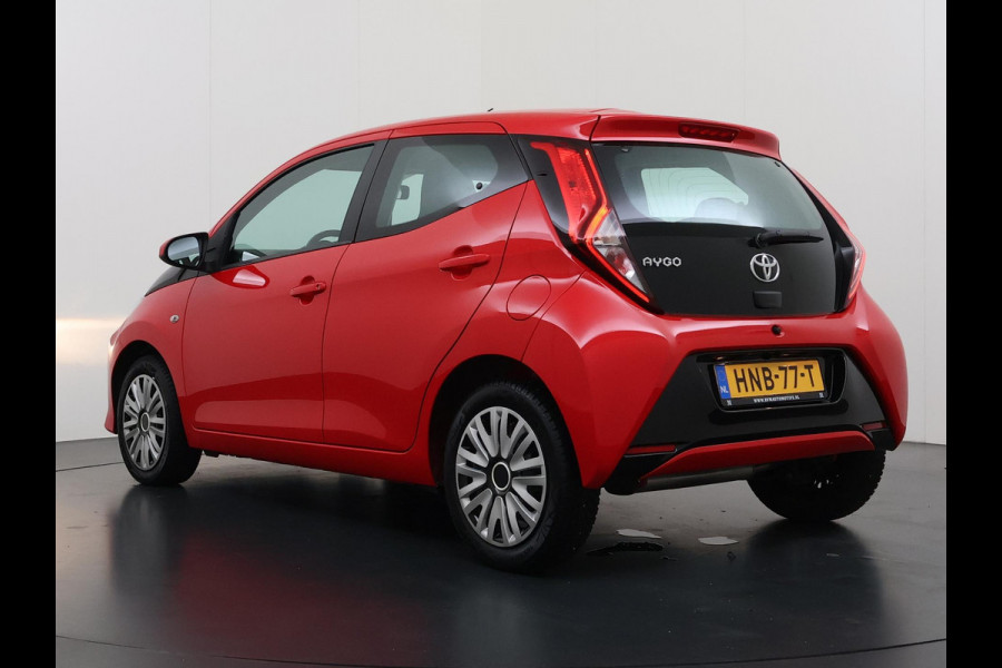 Toyota Aygo 1.0 VVT-i x-play VAN: 15.900,- VOOR: 13.877,- UW WKVOORDEEL: 2.023,- | AUTOMAAT | APPLE CARPLAY / ANDROID AUTO | CAMERA | AIRCO | ONDERHOUD UITGEVOERD | DIRECT LEVERBAAR |