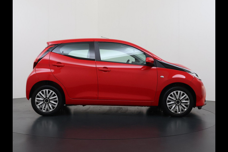 Toyota Aygo 1.0 VVT-i x-play VAN: 15.900,- VOOR: 13.877,- UW WKVOORDEEL: 2.023,- | AUTOMAAT | APPLE CARPLAY / ANDROID AUTO | CAMERA | AIRCO | ONDERHOUD UITGEVOERD | DIRECT LEVERBAAR |