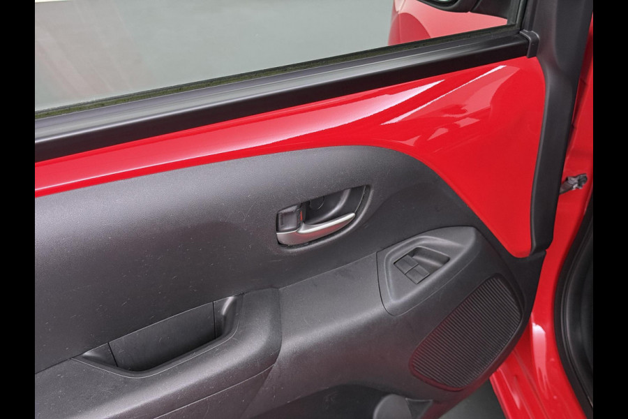 Toyota Aygo 1.0 VVT-i x-play VAN: 15.900,- VOOR: 13.877,- UW WKVOORDEEL: 2.023,- | AUTOMAAT | APPLE CARPLAY / ANDROID AUTO | CAMERA | AIRCO | ONDERHOUD UITGEVOERD | DIRECT LEVERBAAR |
