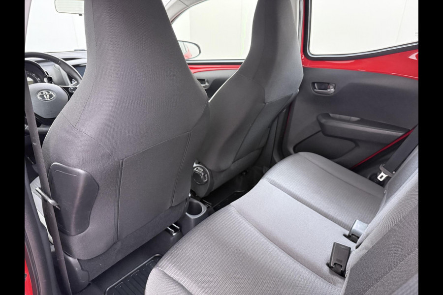 Toyota Aygo 1.0 VVT-i x-play VAN: 15.900,- VOOR: 13.877,- UW WKVOORDEEL: 2.023,- | AUTOMAAT | APPLE CARPLAY / ANDROID AUTO | CAMERA | AIRCO | ONDERHOUD UITGEVOERD | DIRECT LEVERBAAR |