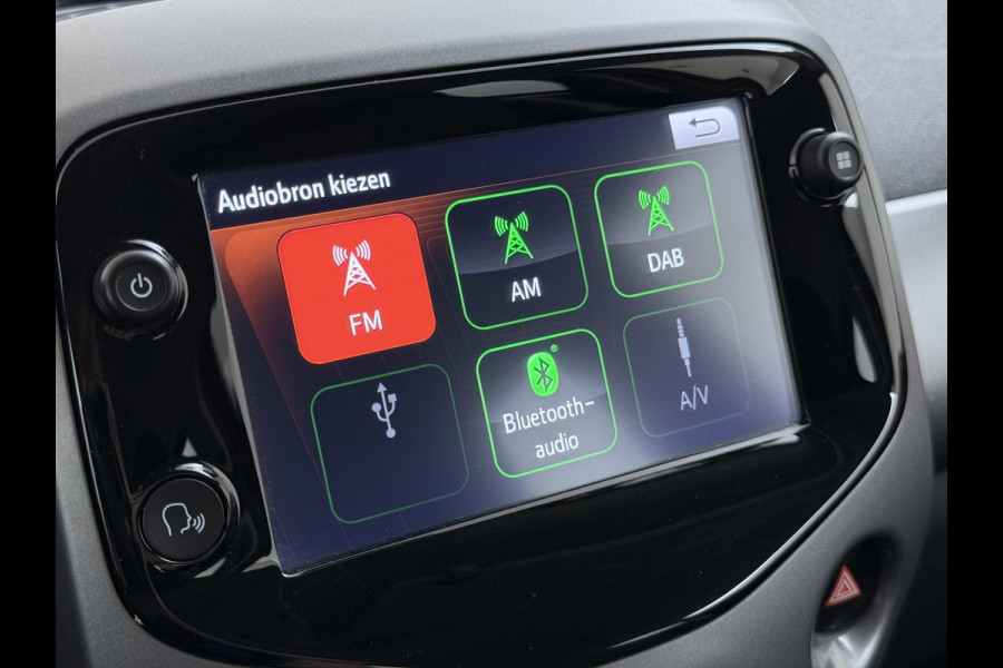 Toyota Aygo 1.0 VVT-i x-play VAN: 15.900,- VOOR: 13.877,- UW WKVOORDEEL: 2.023,- | AUTOMAAT | APPLE CARPLAY / ANDROID AUTO | CAMERA | AIRCO | ONDERHOUD UITGEVOERD | DIRECT LEVERBAAR |