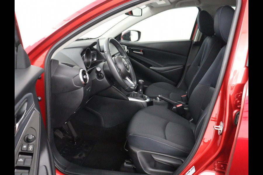 Mazda 2 1.5 Skyactiv-G Luxury | Stoel & stuurverwarming | Carplay | Parkeerhulp | Climate control | Side Assist | Cruise control | Bluetooth | 16'' velgen | DAB | Getint glas | Keyless start