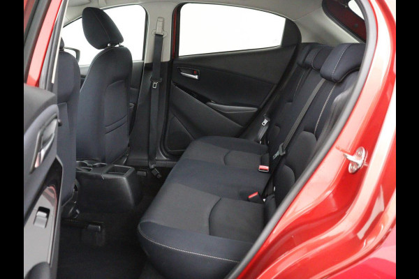 Mazda 2 1.5 Skyactiv-G Luxury | Stoel & stuurverwarming | Carplay | Parkeerhulp | Climate control | Side Assist | Cruise control | Bluetooth | 16'' velgen | DAB | Getint glas | Keyless start
