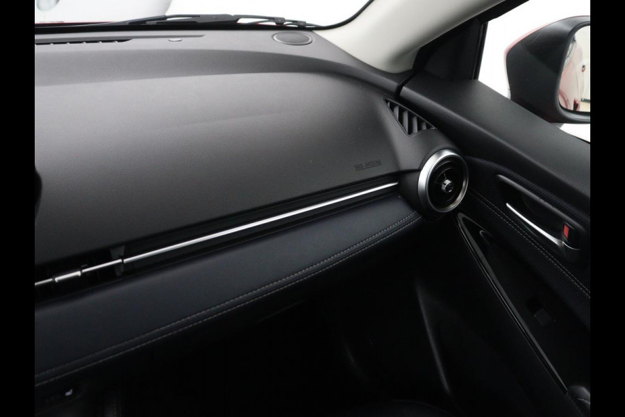 Mazda 2 1.5 Skyactiv-G Luxury | Stoel & stuurverwarming | Carplay | Parkeerhulp | Climate control | Side Assist | Cruise control | Bluetooth | 16'' velgen | DAB | Getint glas | Keyless start