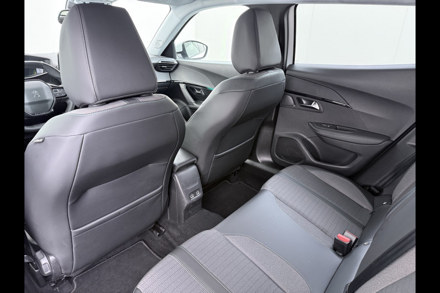 Peugeot e-2008 EV Allure Pack 50kWh SOH 95% 3-Fase 360°Camera 3D-Navi Apple Carplay Android Auto Ecc Cruise Control Pdc Keyless Privacy Glas Lmv Led DAB+ Bluetooth Lane Assist Isofix Rijstrooksensor Origineel Nederlandse Auto