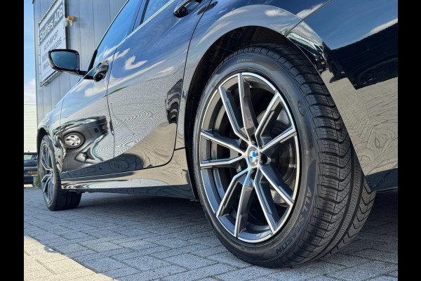 BMW 3 Serie Touring 318d High Executive | Navi Prof | HK Audio | 18 inch | Leder | LED | Stoelverw. | CarPlay | 3-zone Clima | PDC