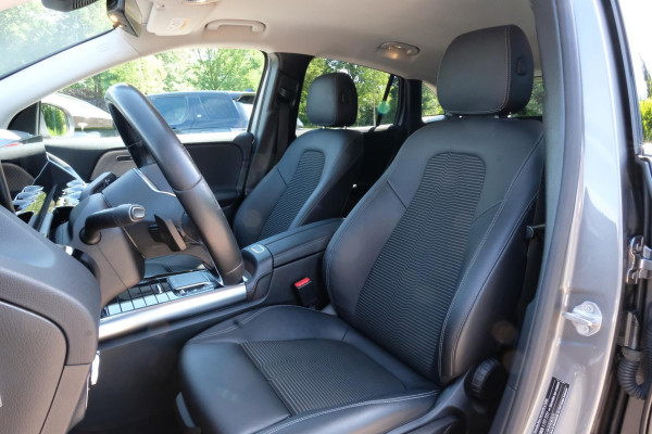 Mercedes-Benz GLA 200 Business Solution 163 PK | Trekhaak Afneembaar | All-Season Banden | Stoelverwarming | Navigatie | LMV 19''
