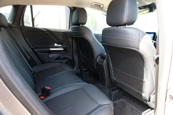 Mercedes-Benz GLA 200 Business Solution 163 PK | Trekhaak Afneembaar | All-Season Banden | Stoelverwarming | Navigatie | LMV 19''