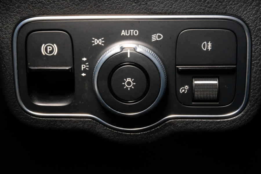 Mercedes-Benz GLA 200 Business Solution 163 PK | Trekhaak Afneembaar | All-Season Banden | Stoelverwarming | Navigatie | LMV 19''