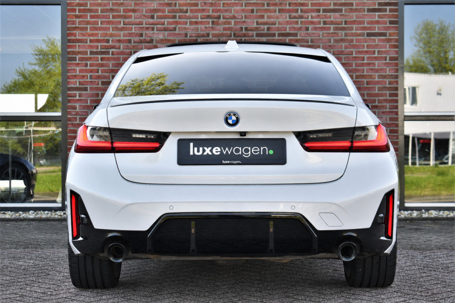 BMW 3-serie 330e xDrive M-Sport Pro Pano M-zetels ACC HUD 19inch El-klep