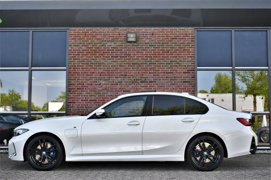 BMW 3-serie 330e xDrive M-Sport Pro Pano M-zetels ACC HUD 19inch El-klep