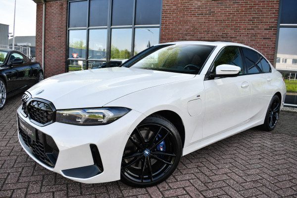 BMW 3-serie 330e xDrive M-Sport Pro Pano M-zetels ACC HUD 19inch El-klep