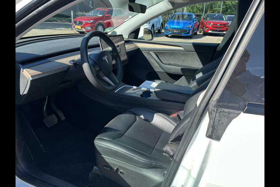 Tesla Model Y Long Range Dual AWD VAN: 39.900,- VOOR: 36.770,- UW WKVOORDEEL: 3.130,- | SOH 95% | AFNEEMBARE TREKHAAK|  RIJKLAAR GELEVERD | 12 MND BOVAG GARANTIE | TESLA GARANTIE ACCU + AANDRIJFLIJN T/M 08-2031/ 192.000KM|