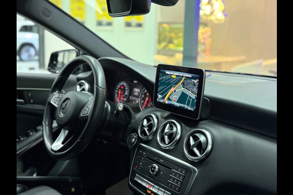 Mercedes-Benz A-Klasse 180 Business Solution AMG Aut.|19 Inch Camera Cruise Control led koplampen Navigatie Carplay & Android Auto