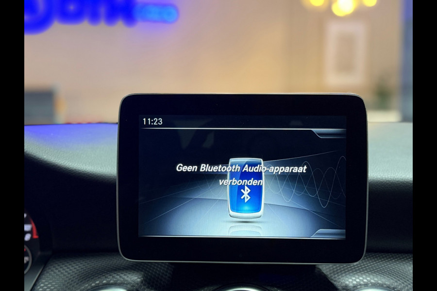 Mercedes-Benz A-Klasse 180 Business Solution AMG Aut.|19 Inch Camera Cruise Control led koplampen Navigatie Carplay & Android Auto