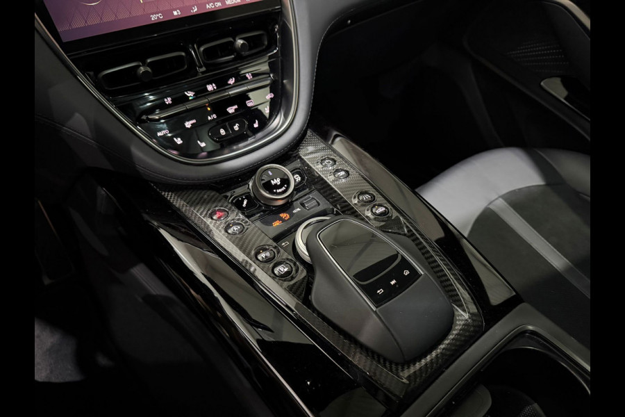Aston Martin Dbx 4.0 V8 707 / Fabrieksgarantie tot 26.10.2026 / Matt groen / 360 Camera / Carbon delen