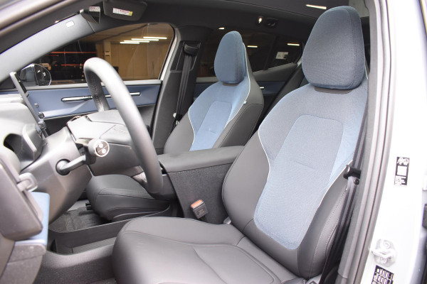 Volvo EX30 272PK Single Motor Extended Range Ultra 69kWh / Extra getint glas / Climate Pack / Panoramadak / 360 Camera / Elektrisch verstelbare stoelen / 20" Lichtmetalen velgen