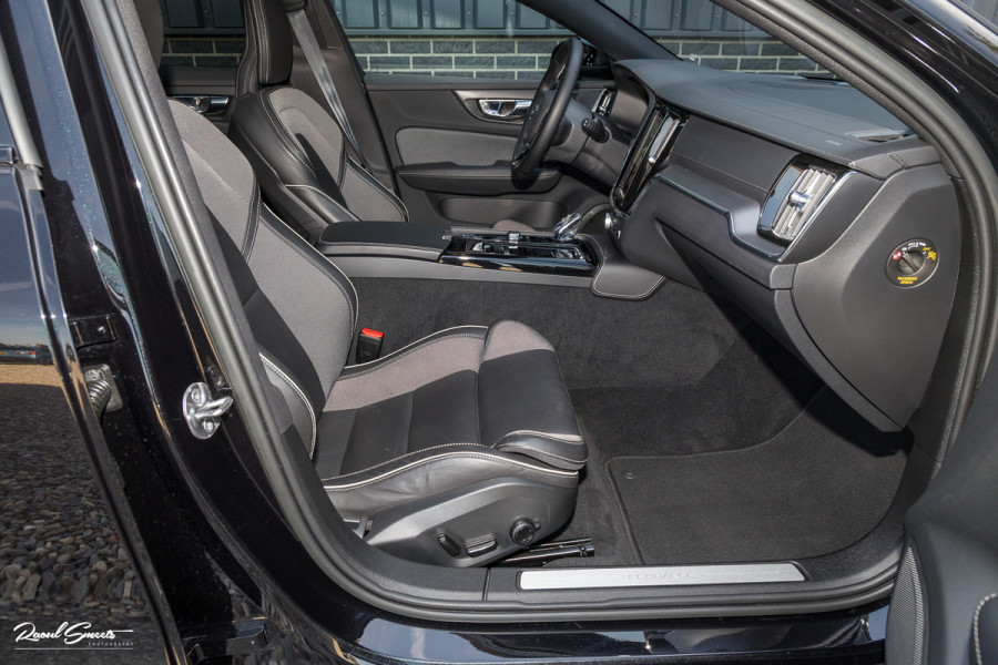 Volvo V60 2.0 T8 Plug-in hybrid AWD Ultimate Dark Long Range | Panorama dak | Harman Kardon | Adaptieve cruise | Blis | Memory |