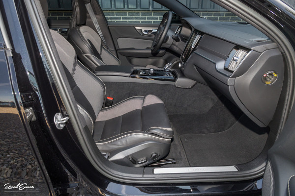 Volvo V60 2.0 T8 Plug-in hybrid AWD Ultimate Dark Long Range | Panorama dak | Harman Kardon | Adaptieve cruise | Blis | Memory |