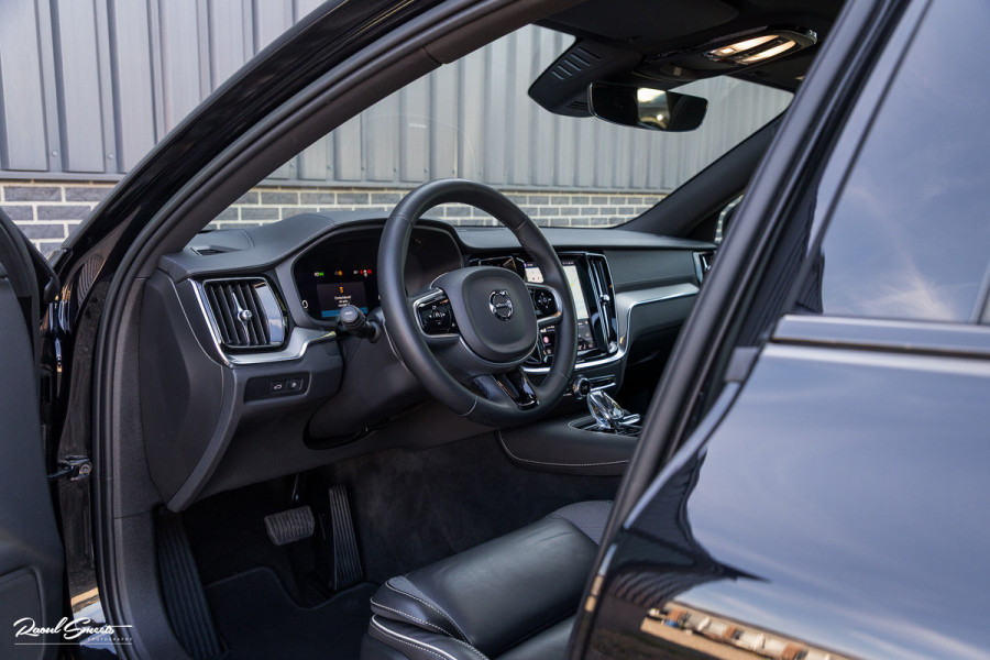 Volvo V60 2.0 T8 Plug-in hybrid AWD Ultimate Dark Long Range | Panorama dak | Harman Kardon | Adaptieve cruise | Blis | Memory |