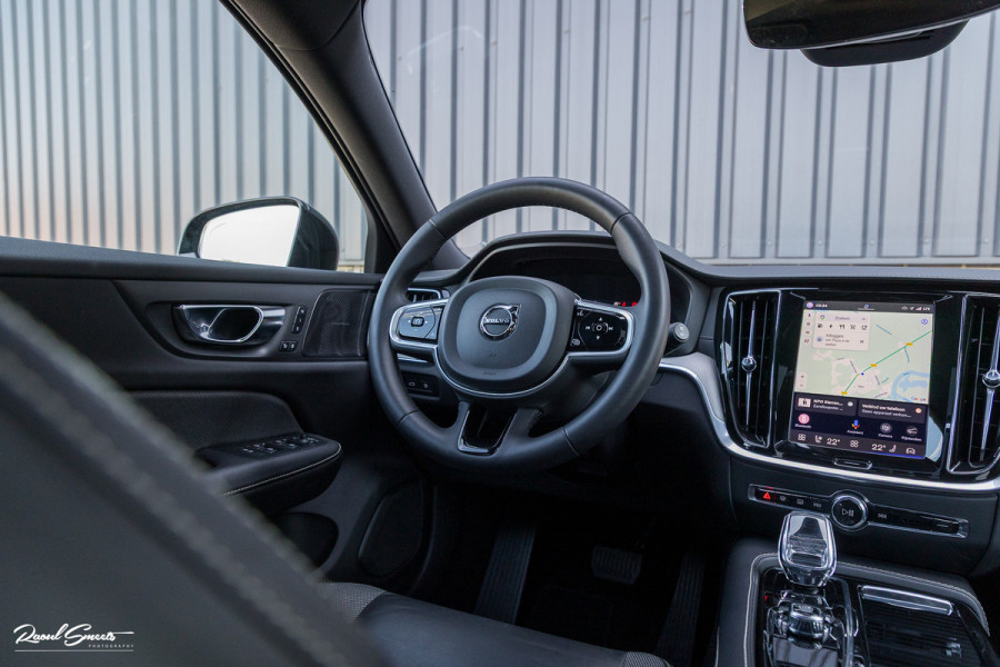 Volvo V60 2.0 T8 Plug-in hybrid AWD Ultimate Dark Long Range | Panorama dak | Harman Kardon | Adaptieve cruise | Blis | Memory |
