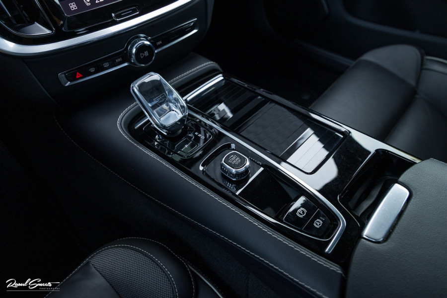 Volvo V60 2.0 T8 Plug-in hybrid AWD Ultimate Dark Long Range | Panorama dak | Harman Kardon | Adaptieve cruise | Blis | Memory |