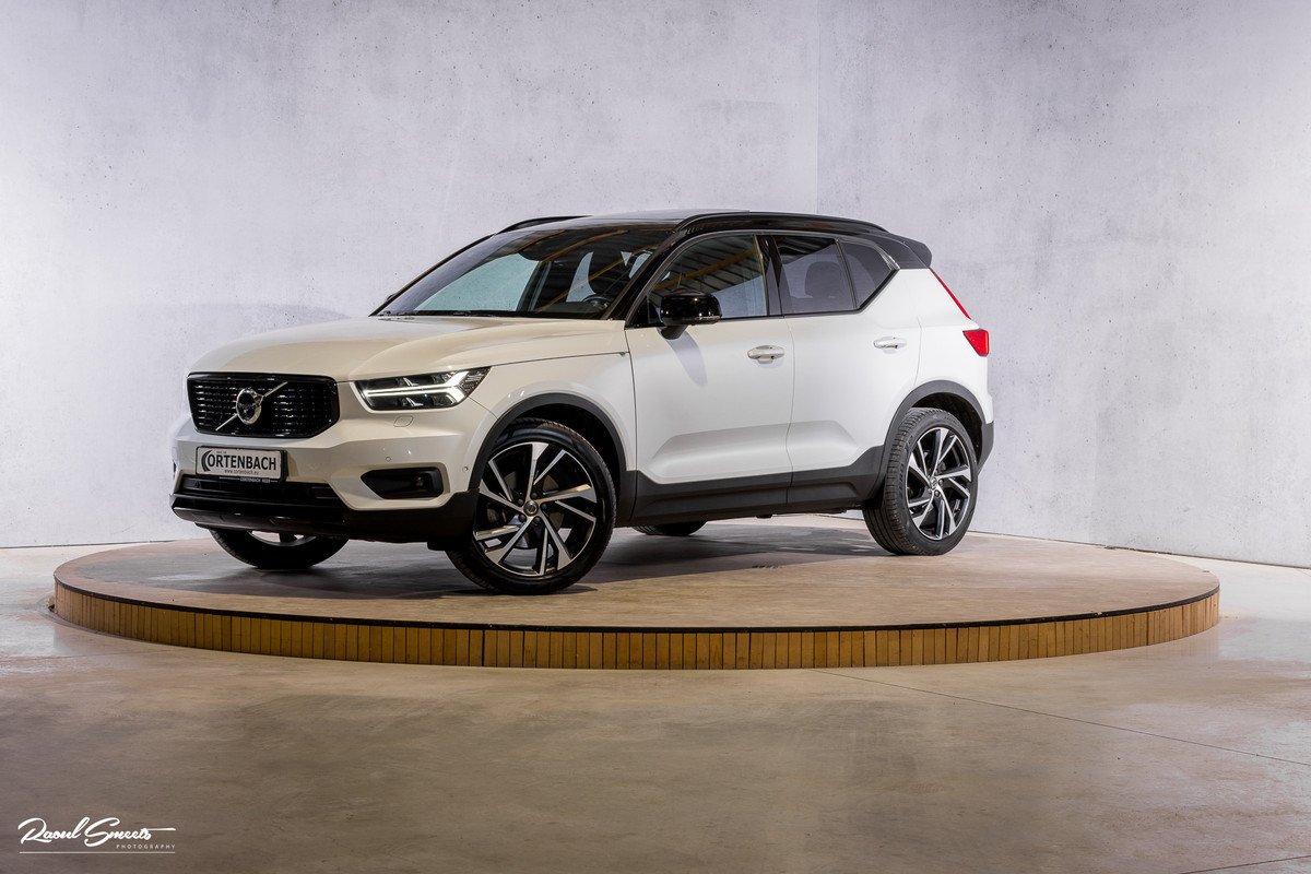 Volvo XC40 2.0 T5 AWD R-Design Intro Edition | 2.100 kg Trekvermogen | Zwenkbare trekhaak | Panorama dak | Adaptieve cruise | Blis | Memory |