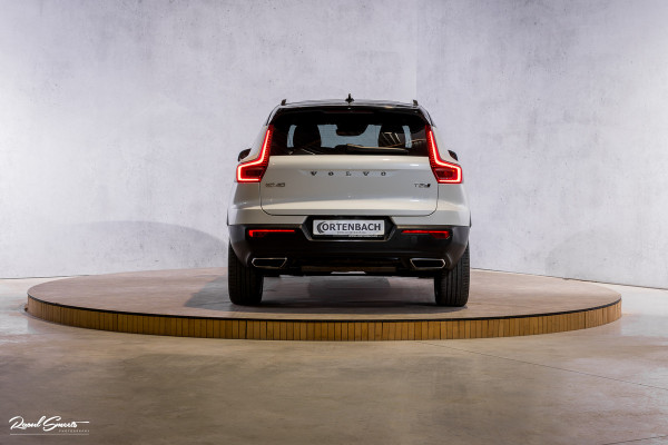 Volvo XC40 2.0 T5 AWD R-Design Intro Edition | 2.100 kg Trekvermogen | Zwenkbare trekhaak | Panorama dak | Adaptieve cruise | Blis | Memory |