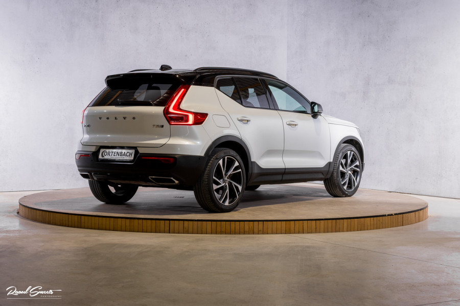 Volvo XC40 2.0 T5 AWD R-Design Intro Edition | 2.100 kg Trekvermogen | Zwenkbare trekhaak | Panorama dak | Adaptieve cruise | Blis | Memory |