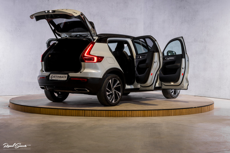Volvo XC40 2.0 T5 AWD R-Design Intro Edition | 2.100 kg Trekvermogen | Zwenkbare trekhaak | Panorama dak | Adaptieve cruise | Blis | Memory |