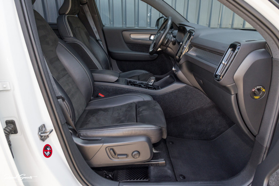Volvo XC40 2.0 T5 AWD R-Design Intro Edition | 2.100 kg Trekvermogen | Zwenkbare trekhaak | Panorama dak | Adaptieve cruise | Blis | Memory |