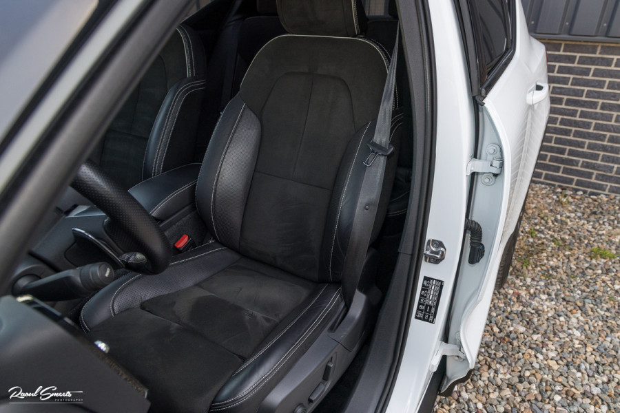 Volvo XC40 2.0 T5 AWD R-Design Intro Edition | 2.100 kg Trekvermogen | Zwenkbare trekhaak | Panorama dak | Adaptieve cruise | Blis | Memory |