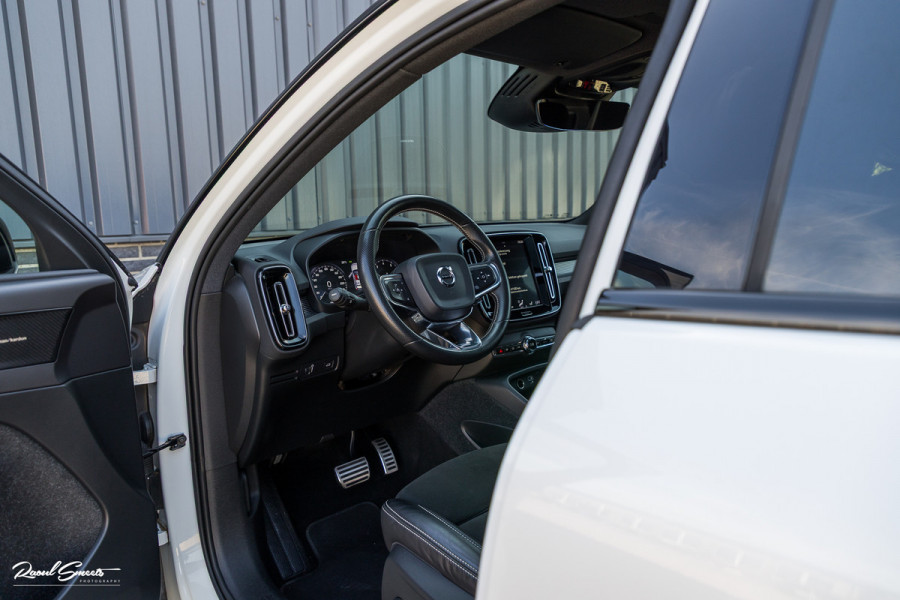 Volvo XC40 2.0 T5 AWD R-Design Intro Edition | 2.100 kg Trekvermogen | Zwenkbare trekhaak | Panorama dak | Adaptieve cruise | Blis | Memory |