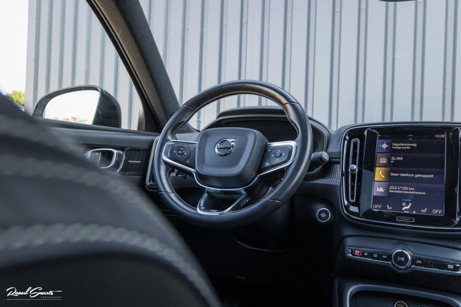 Volvo XC40 2.0 T5 AWD R-Design Intro Edition | 2.100 kg Trekvermogen | Zwenkbare trekhaak | Panorama dak | Adaptieve cruise | Blis | Memory |