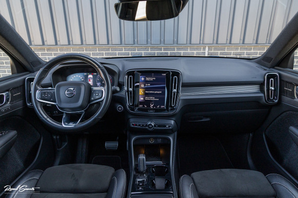Volvo XC40 2.0 T5 AWD R-Design Intro Edition | 2.100 kg Trekvermogen | Zwenkbare trekhaak | Panorama dak | Adaptieve cruise | Blis | Memory |