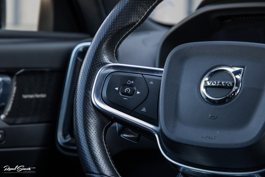 Volvo XC40 2.0 T5 AWD R-Design Intro Edition | 2.100 kg Trekvermogen | Zwenkbare trekhaak | Panorama dak | Adaptieve cruise | Blis | Memory |