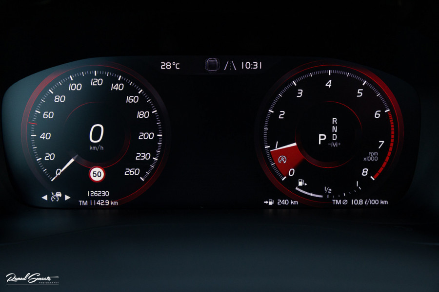 Volvo XC40 2.0 T5 AWD R-Design Intro Edition | 2.100 kg Trekvermogen | Zwenkbare trekhaak | Panorama dak | Adaptieve cruise | Blis | Memory |